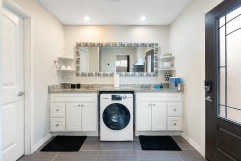 Kitchen or kitchenette, pet friendly, stove, washing machine