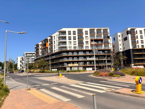 Property building, Day, Neighbourhood, City view, Location