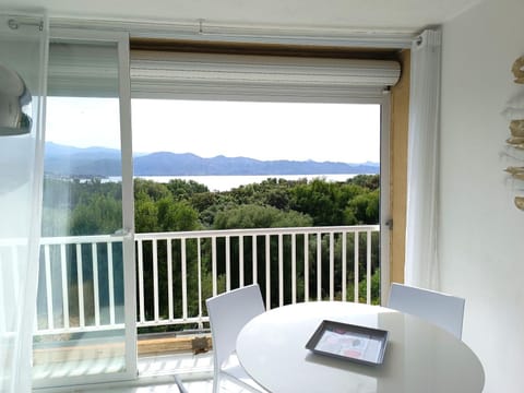 View (from property/room), Dining area, Sea view