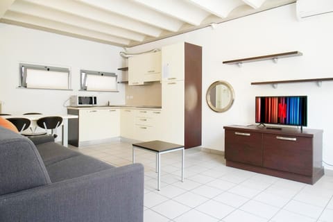 Kitchen or kitchenette, Living room, Dining area, minibar