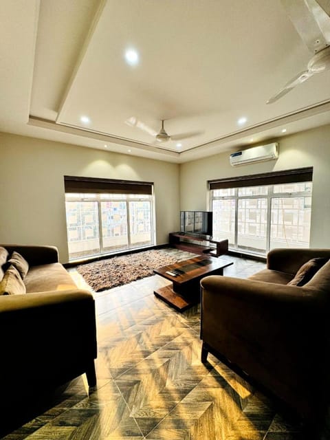 Communal lounge/ TV room, TV and multimedia, Balcony/Terrace, Living room, Seating area, air conditioner