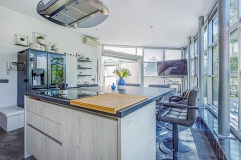 TV and multimedia, Kitchen or kitchenette, Dining area, dishwasher, oven, stove