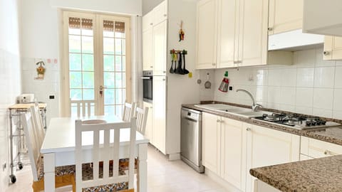 S353 - Sirolo, ampio quadrilocale accessoriato con giardino Apartment in Sirolo