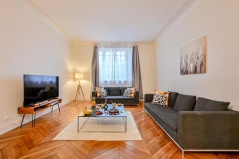 Elegant appartement 3 chambres, 3 salles de bain- Double séjour- Paris 16e- Calme et standing Apartment in Paris