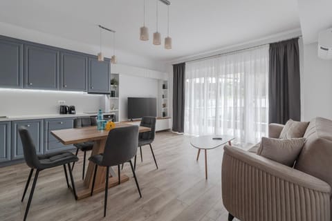 Kitchen or kitchenette, Living room, Seating area, Dining area