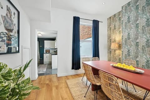 Central Belfast Apartments - Queen's Residence Apartment in Belfast