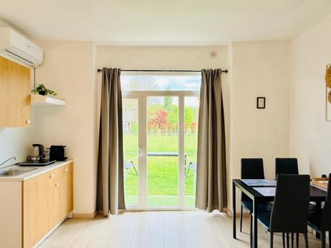 Coffee/tea facilities, Kitchen or kitchenette, Seating area, Dining area, air conditioner