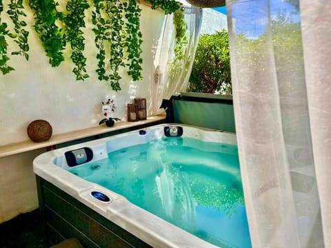 Hot Tub, Hot Tub