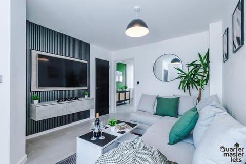 Communal lounge/ TV room, TV and multimedia, Living room, Decorative detail, Seating area, Street view, furniture, heating, internet, storage