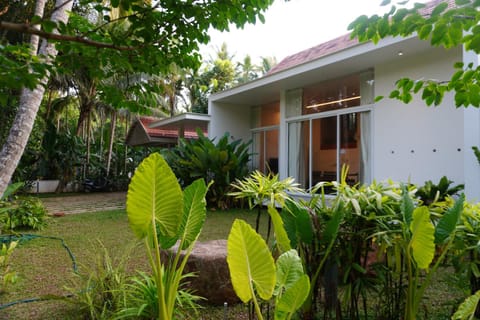 Property building, Day, Natural landscape, Garden, Garden view