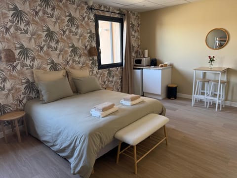 Photo of the whole room, Bedroom