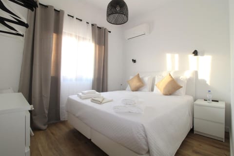 Bed, towels, air conditioner