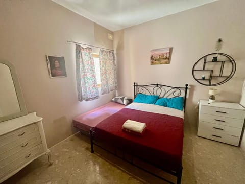 Rustic Room in Beautiful Spacious Place Vacation rental in Saint Julians