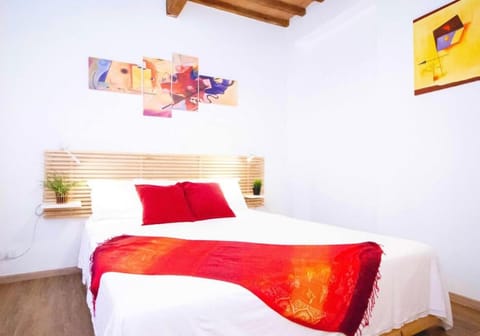 Bed, TV and multimedia, Bedroom