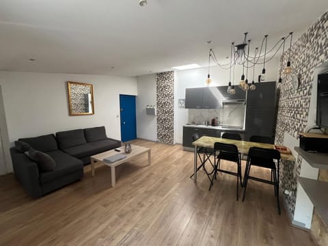 TV and multimedia, Kitchen or kitchenette, Living room, Seating area, Dining area
