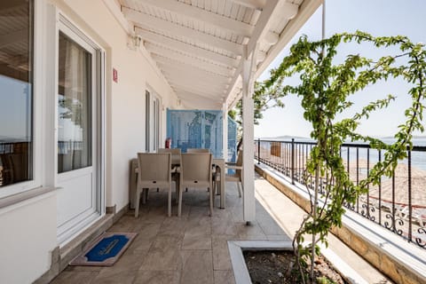 View (from property/room), Balcony/Terrace, Seating area, Dining area
