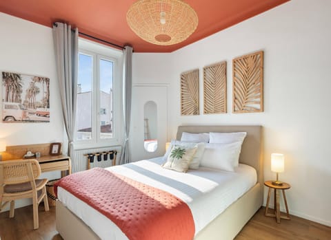 Bed, Photo of the whole room, Seating area, Bedroom, On site, City view, flat iron