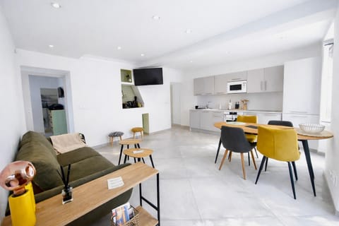 TV and multimedia, Seating area, Dining area