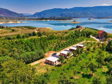 Nearby landmark, Spring, Day, Neighbourhood, Natural landscape, Bird's eye view, Lake view, Mountain view, River view, Parking