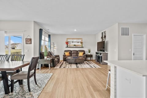 Living room, Seating area, Dining area