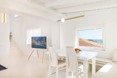 TV and multimedia, Seating area, Dining area