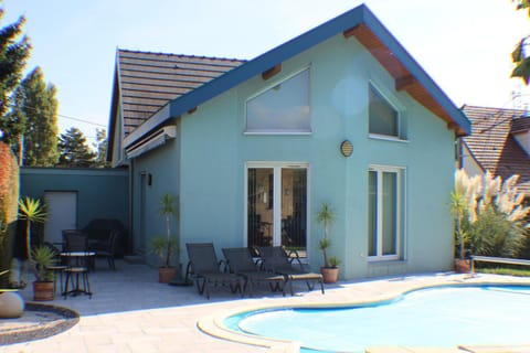 Property building, Patio, Day, Pool view, Swimming pool, sunbed