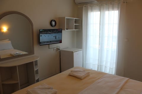 Bed, TV and multimedia, Bedroom