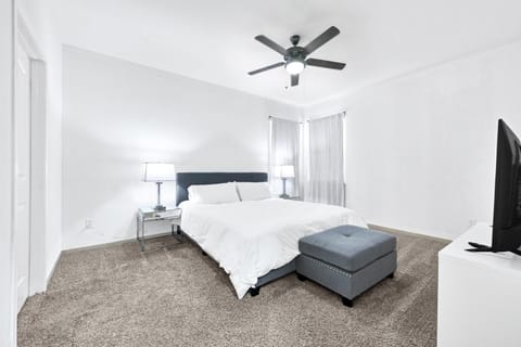 Bed, TV and multimedia, Photo of the whole room, Bedroom