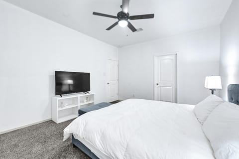 Bed, TV and multimedia, Photo of the whole room, Bedroom