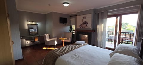 TV and multimedia, Photo of the whole room, Seating area, Bedroom