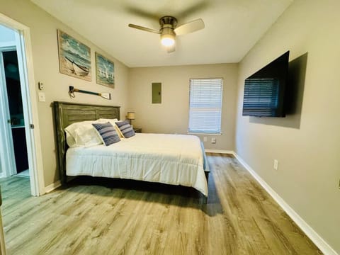 NEW Getaway by Gulfport Beach Apartment in Gulfport