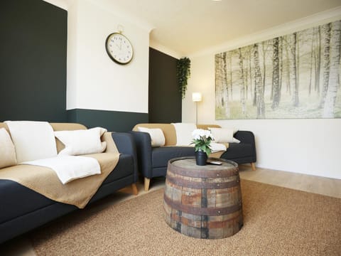 Bed, TV and multimedia, Living room, Photo of the whole room, Seating area, Garden view, heating