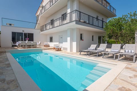 Facade/entrance, Seating area, Swimming pool