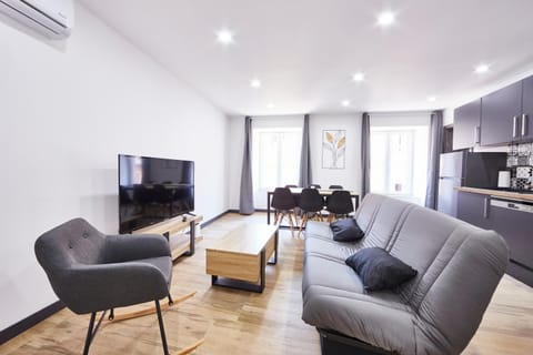 TV and multimedia, Kitchen or kitchenette, Living room, Dining area, air conditioner