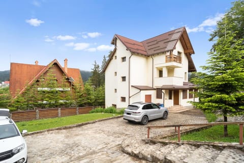Property building, Day, Garden, Garden view, Location, Parking