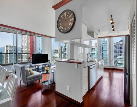 TV and multimedia, Kitchen or kitchenette, Living room, Seating area, Dining area