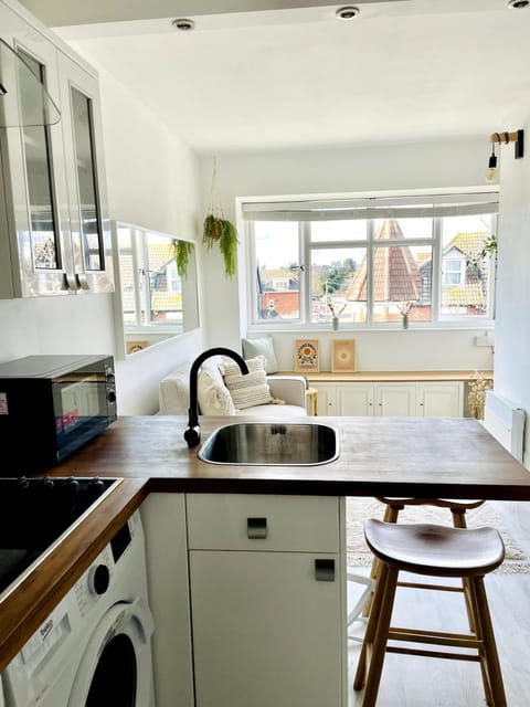 Kitchen or kitchenette, Dining area, stove, washing machine