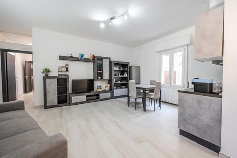 TV and multimedia, Kitchen or kitchenette, Living room, Dining area, oven, stove