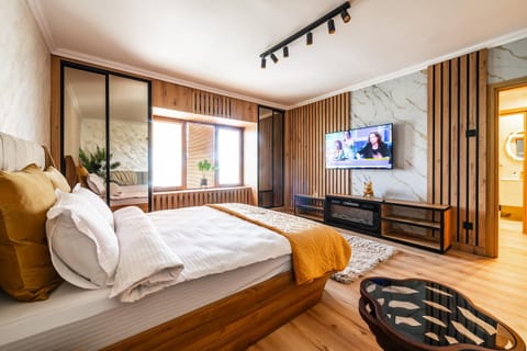 Bed, TV and multimedia, Bedroom