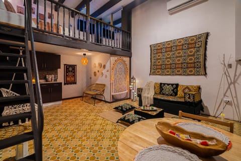 Bed, Kitchen or kitchenette, Living room, Photo of the whole room, Seating area, Bedroom, air conditioner