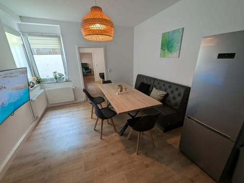 TV and multimedia, Kitchen or kitchenette, Living room, Seating area