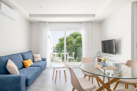 Communal lounge/ TV room, Day, TV and multimedia, View (from property/room), Balcony/Terrace, Seating area, Dining area, Evening entertainment, air conditioner