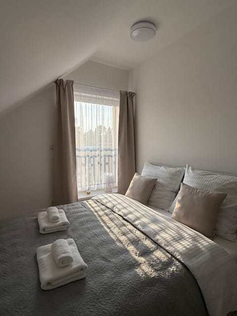 Bed, Bedroom, towels