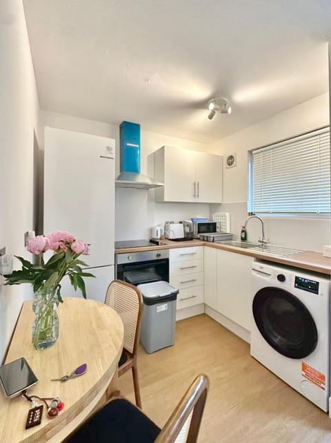 Kitchen or kitchenette, Living room, Seating area, Dining area, oven, toaster
