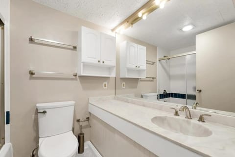 Cedar Lodge Room-Private Balcony Close to Weirs! Apartment in Laconia