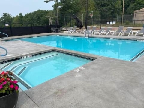 Cedar Lodge Room-Private Balcony Close to Weirs! Apartment in Laconia