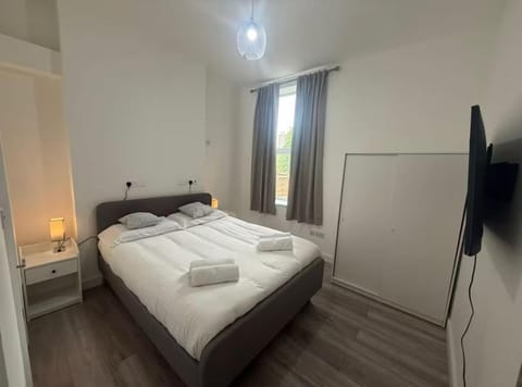 Property building, Bed, TV and multimedia, Photo of the whole room, Bedroom, towels, wardrobe
