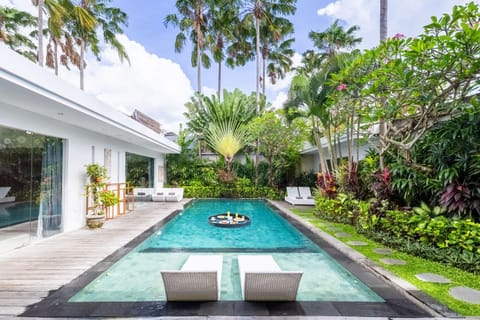 Garden, Garden view, Pool view, Swimming pool, sunbed