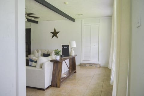 Gorgeous 10 Acre Modern Farmhouse & Private Pond House in Conroe