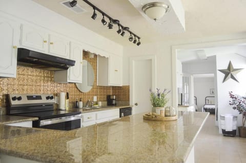 Gorgeous 10 Acre Modern Farmhouse & Private Pond House in Conroe